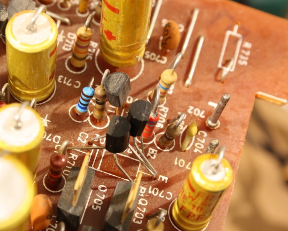 R712, the blue resistor, determines the gain of the amplifier module